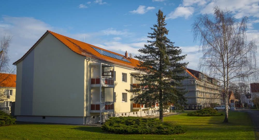 Das erste der Mehrfamilienhäuser am Ballenstedter Felsenkellerweg nach der Sanierung.