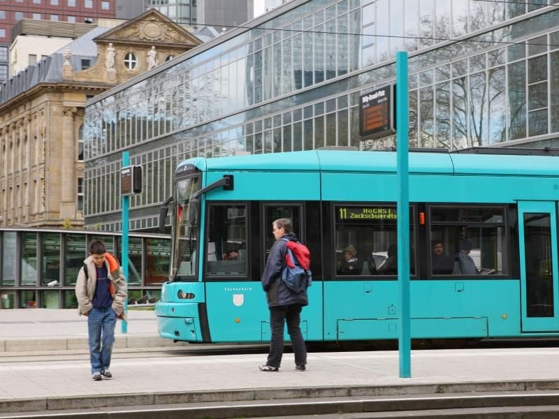 Eine grüne Straßenbahn der Verkehrsgesellschaft Frankfurt am Main (VGF) fährt in der Innenstadt. Foto: Uwe Anspach/Archiv