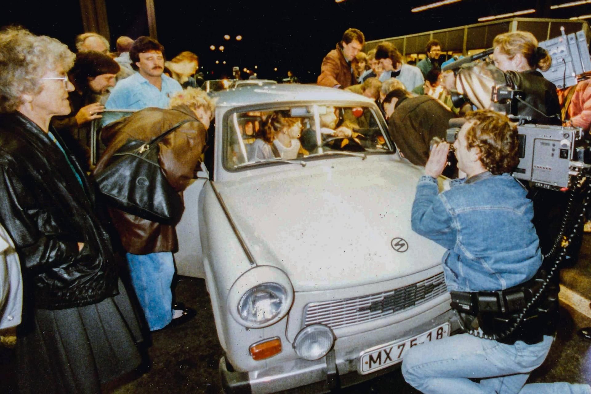 Grenzübergang Helmstedt-Marienborn: Die ersten DDR-Bürger fahren am 9. November 1989 in Richtung Westen.