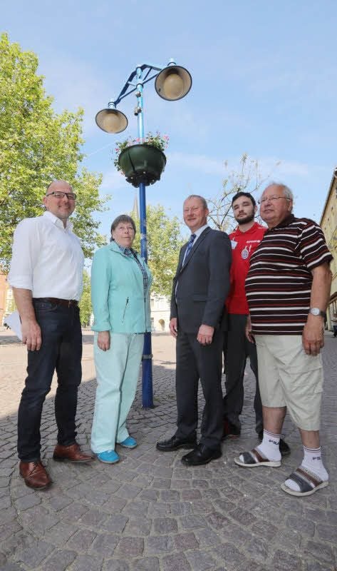 OB Armin Schenk (M.) dankt den Unterstützern der Blumenampel-Aktion Thomas Glauer von den Stadtwerken (l.), Cornelia Al-Turk von der Neubi, Toom-Mitarbeiter Max Maschke und Dietmar Rönnike (r.) vom Stadtring.