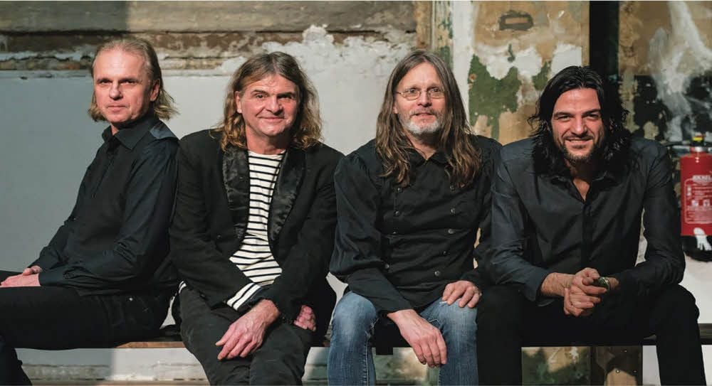 Wenzel (2. v. links) und Band kommen am Freitag nach Wittenberg und spielen auf der Bühne auf der Schlosswiese.