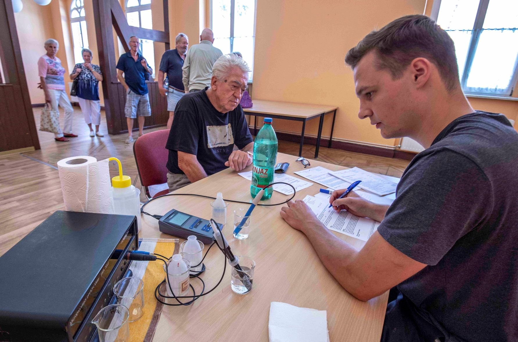 Pascal Schönberg entnimmt 50 Milliliter Wasser der mitgebrachten Probe für die Nitratgehalt-Analyse.