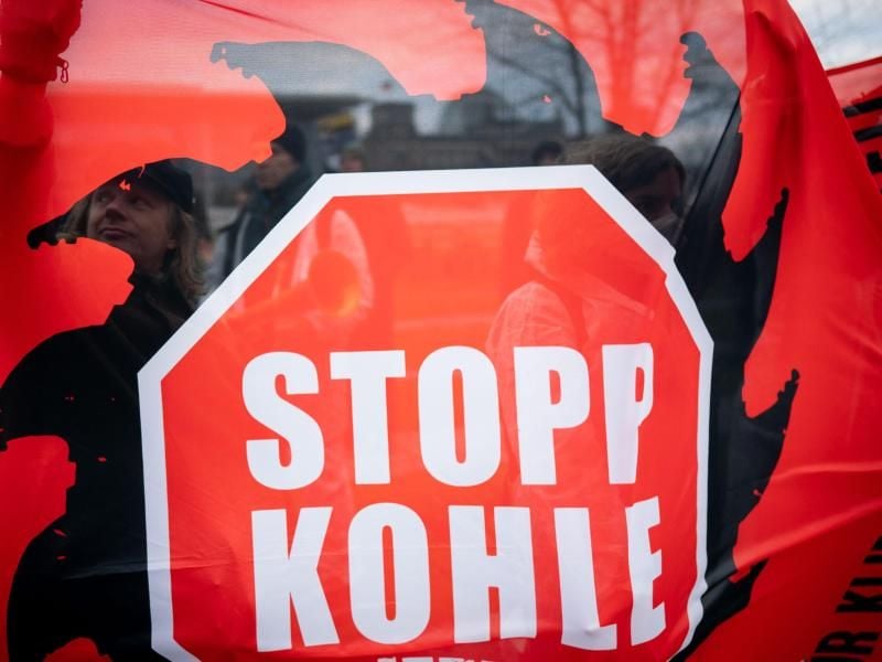 Aktivisten finden, dass der Kohleausstieg zu spät kommt. Foto: Kay Nietfeld/dpa