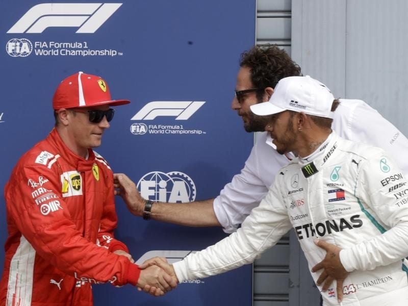 Kimi Räikkönen (l) holte beim Qualifying zum Großen Preis von Italien die Pole Position. Lewis Hamilton (r) gratuliert. Foto: Luca Bruno