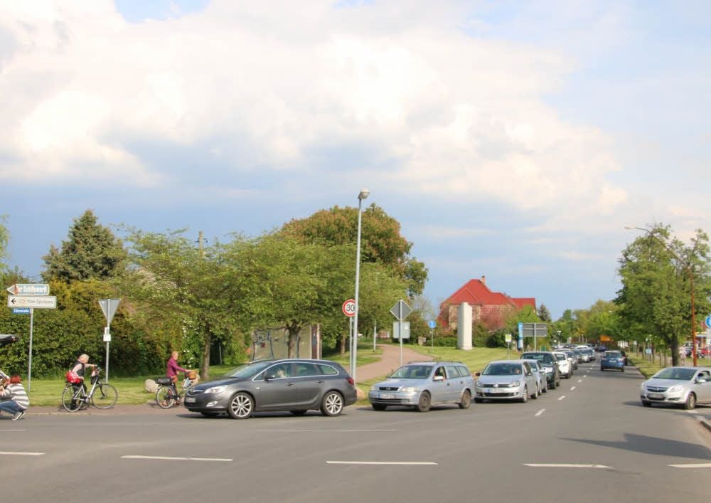 Die gesperrte Elbebrücke sorgte für lange Staus an der Fähre Aken.