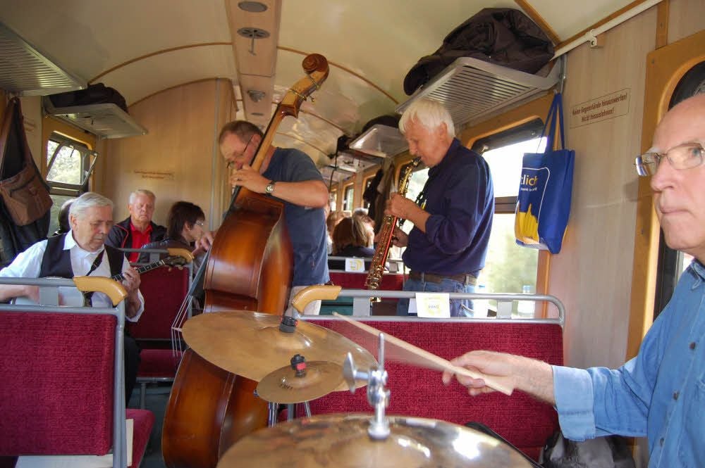 Jazz im Zug: Beim Quedlinburger Herbst-Dixie werden die Fahrgäste in jedem Waggon von einer Jazzband unterhalten.
