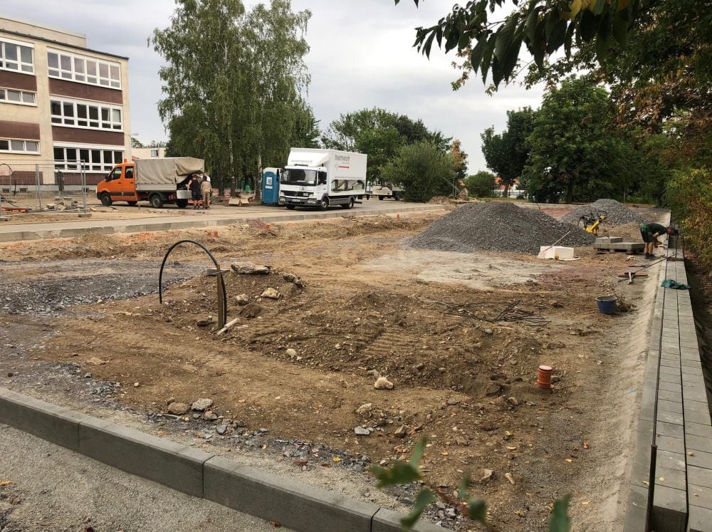 Die vorbereitenden Arbeiten laufen; hier wird demnächst die Bodenplatte für die Containeranlage gegossen.