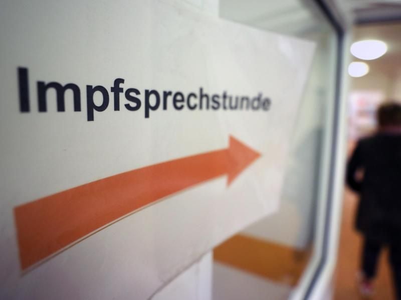 Die Ständige Impfkommission empfiehlt aktuell, dass sich hauptsächlich Risikogruppen gegen Grippe impfen lassen sollen. Foto: Bernd Wüstneck/dpa-Zentralbild/dpa