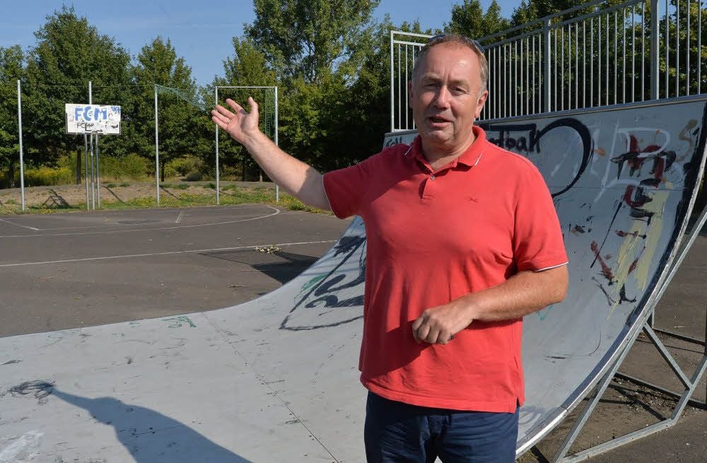 Froses Ortschef Mario Kempe will die Skaterbahn retten - und hat dafür Sponsoren und Helfer gefunden.