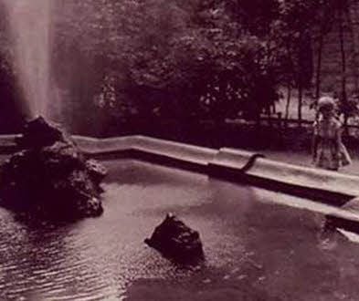 Der Sintflutbrunnen nach der Abnahme der Bronzefiguren.
