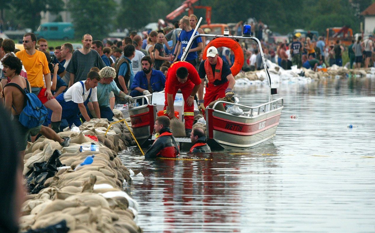 So fing es an: Der Kampf gegen die Flut an der Goitzsche hatte 2002 viele Helfer. Als Dankeschön wurde das Goitzsche-Fest ins Leben gerufen.