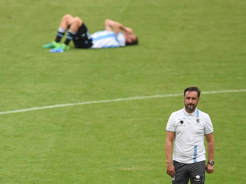 Aus: 1860-Trainer Vitor Pereira geht nach Spielende mit versteinerter Miene vom Feld. Foto: Andreas Gebert