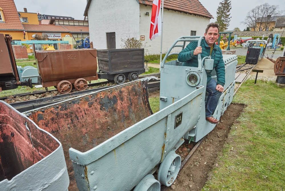 Museumsleiter Michael Scholl auf dem Außengelände des Stadt- und Bergbaumuseums. Dort ist unter anderem eine Grubenbahn ausgestellt.