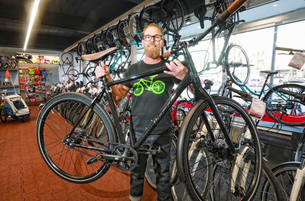 Uwe Seeger von Little John Bikes versorgt die Kunden auch mit Leihfahrrädern.