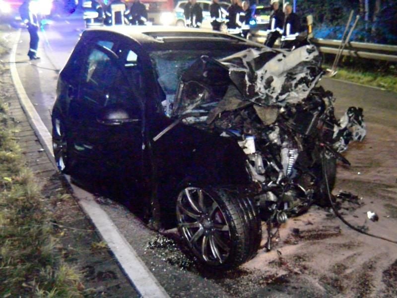 Eins der an dem Unfall beteiligten Autos steht bei Breuberg auf einer Landstraße. Foto: Alexander Keutz