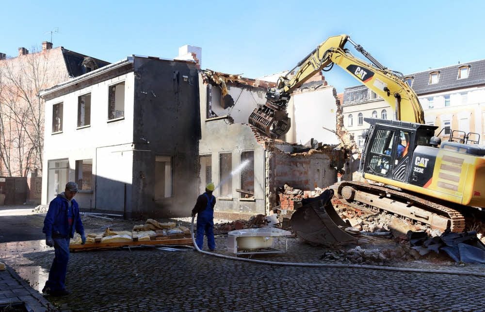 Startschuss für Edeka-Markt Schützenstraße: Der nötige Abriss für den Neubau hat begonnen.