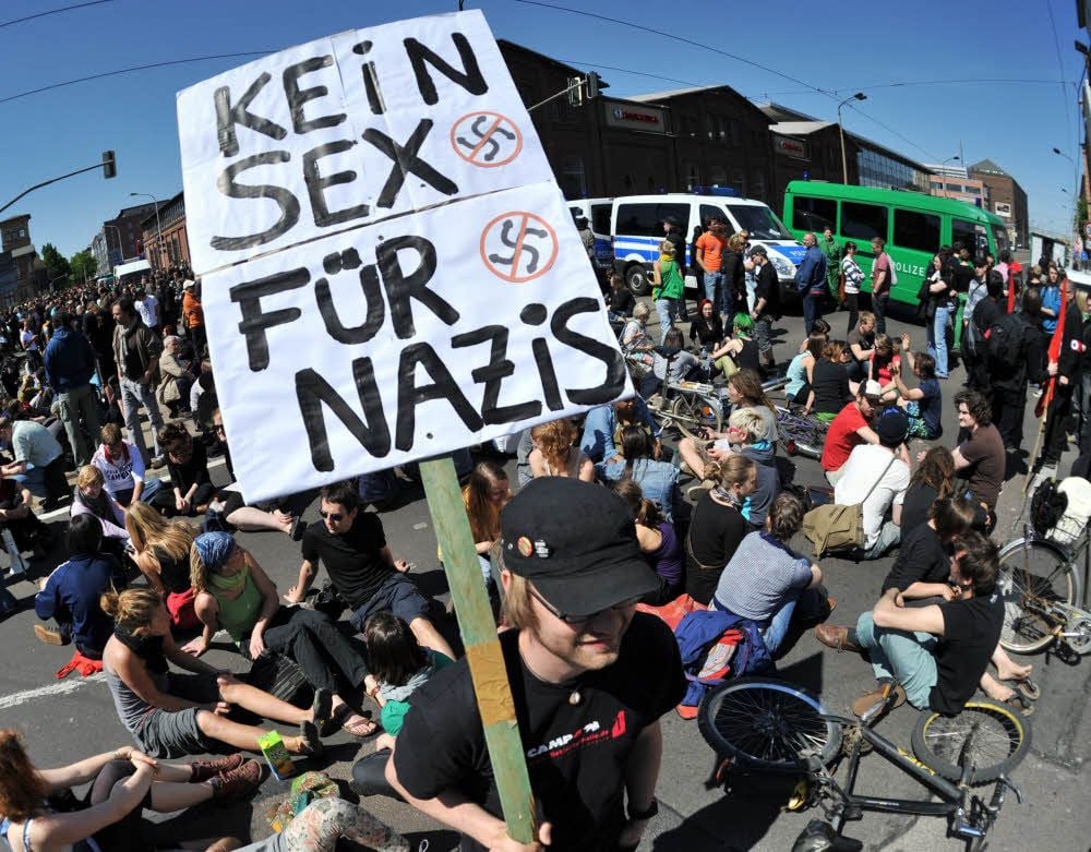 Bereits 2011 beteiligten sich in Halle Hunderte an Gegenveranstaltungen zu einem Aufmarsch der Rechten. Unter anderem kam es zu einer Sitzblockade an der Kreuzung Merseburger Straße/Pfännerhöhe.
