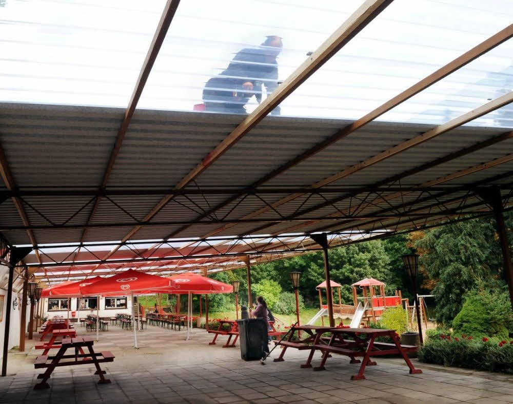 Die Firma Dombrowski aus Quenstedt hat das Terrassendach im Tierpark Walbeck erneuert.