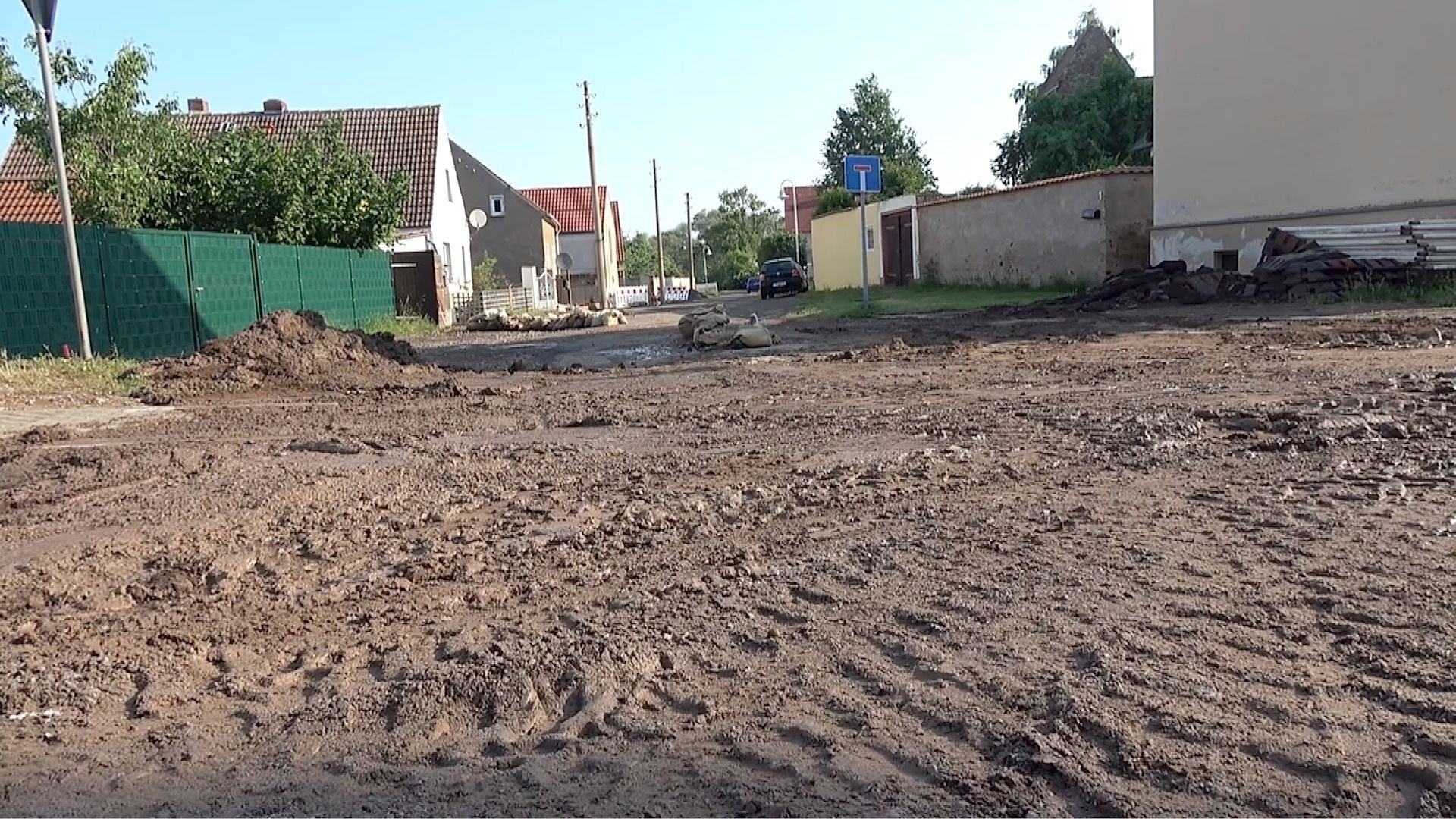 Schlamm bedeckt die Straße in Mammendorf. Nach dem Unwetter vom Dienstag hat dort das große Aufräumen begonnen.