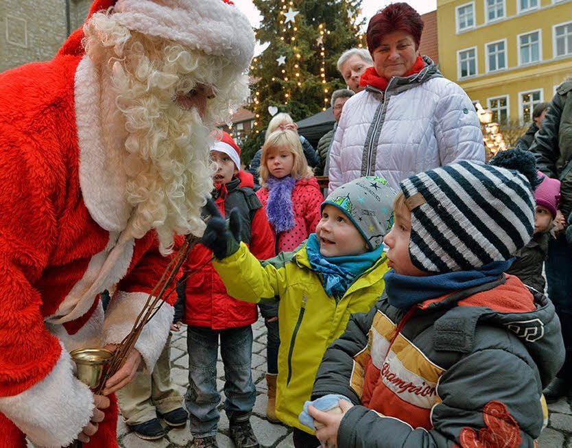 Der Weihnachtsmann begrüßt die jungen Gäste.