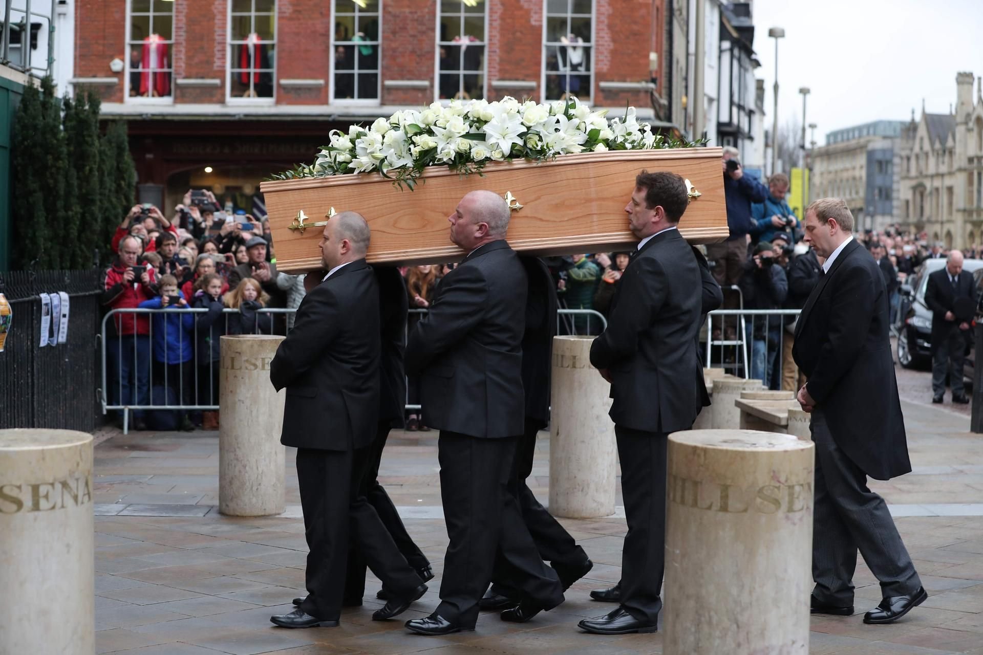 Stephen Hawkings Sarg wird in die Kirche St Mary the Great in Cambridge getragen.