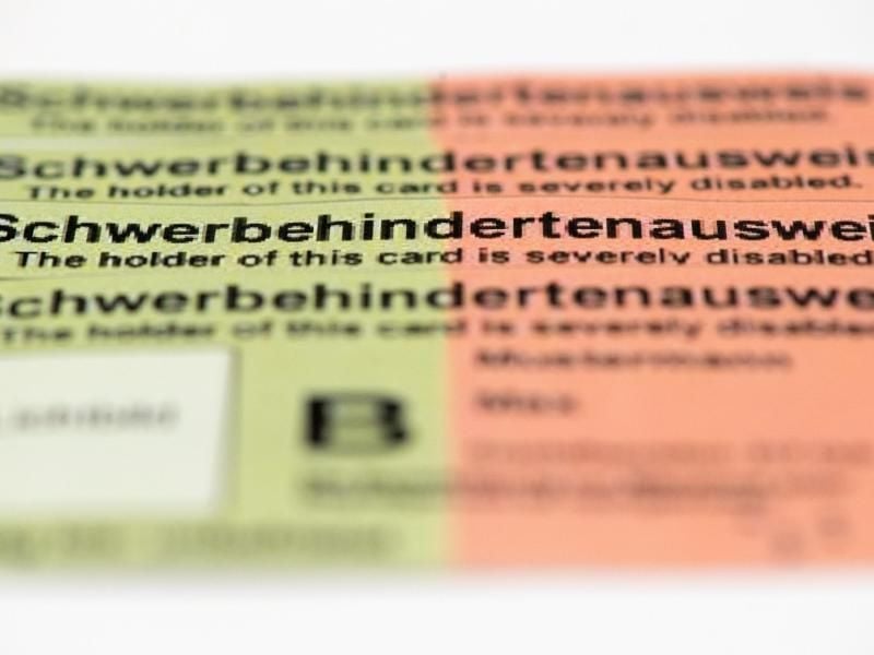 Wer einen Schwerbehindertenausweis hat, bekommt Nachteilsausgleiche. Beantragen können ihn auch chronisch kranke Menschen. Foto: Andrea Warnecke/dpa-tmn