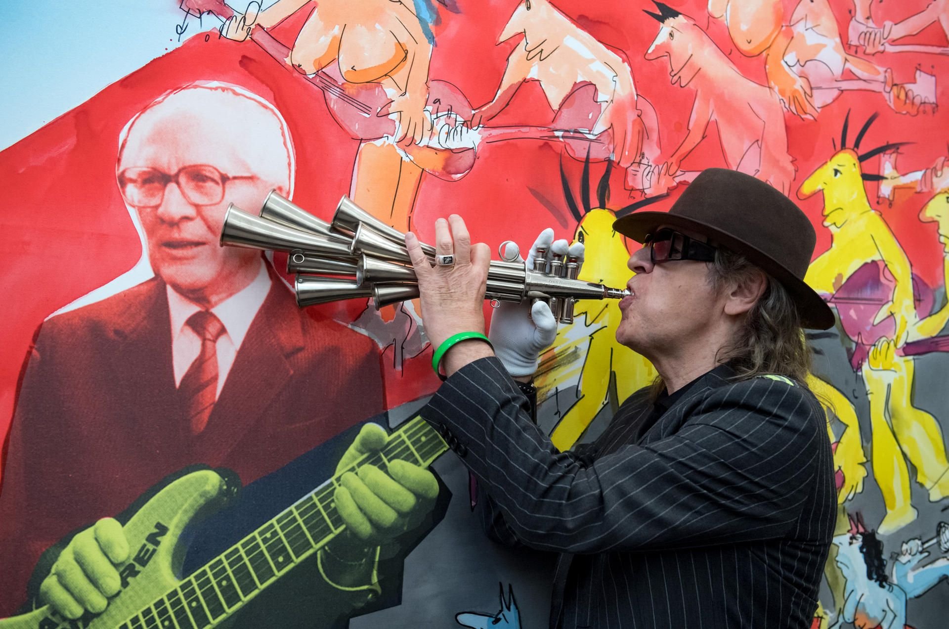 Udo Lindenberg spielt vor seiner Arbeit "Wer zu spät rockt... (Honey)", 2006 in seiner Ausstellung "Zwischentöne" im Museum der bildenden Künste in Leipzig.