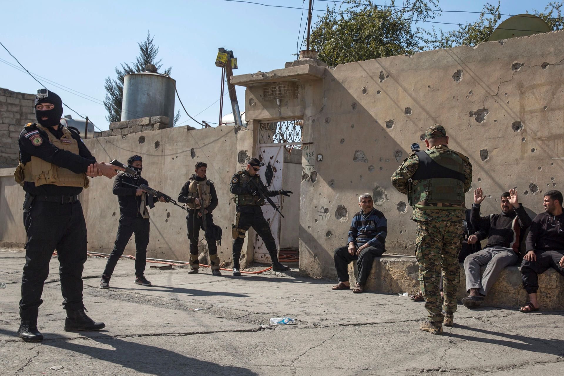 Irakische Soldaten auf der Suche nach IS-Kämpfern.