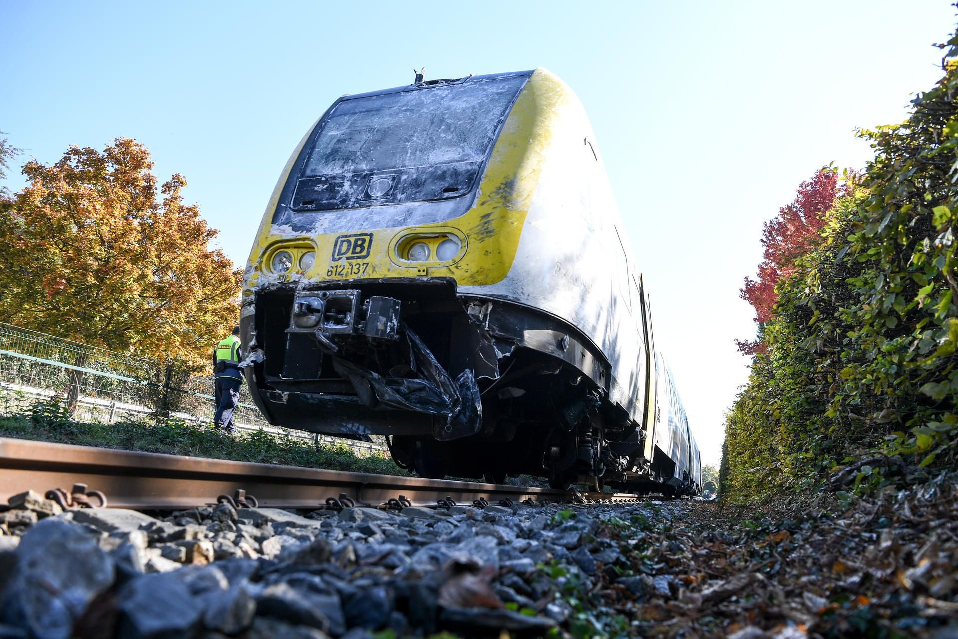 Ein beschädigter Regionalzug steht kurz hinter dem Bahnhof Sipplingen auf den Gleisen.