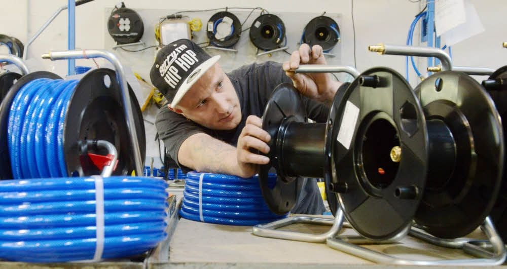 Die Gefangenen arbeiten in der Knast-Werkstatt gewissenhaft, denn seinen Job verlieren, will hier niemand. An Kabeltrommeln zu schrauben, ist besser als auf der Zelle zu hocken.