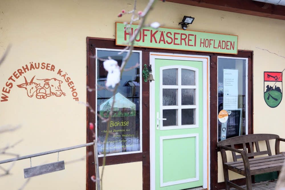In seinem Hofladen in Westerhausen verkauft Peter Gropengießer den Käse aus eigener Produktion.
