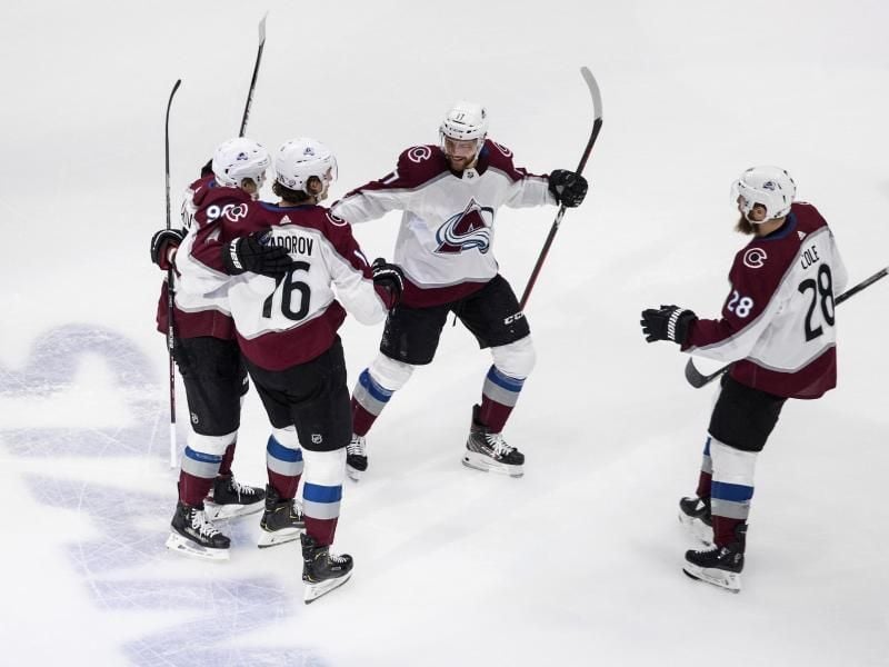 Spieler der Colorado Avalanche jubeln über ein Tor. Foto: Jason Franson/The Canadian Press/AP/dpa