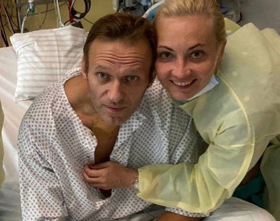 Nawalny und dessen Frau Julia am Krankenbett in der Charite.