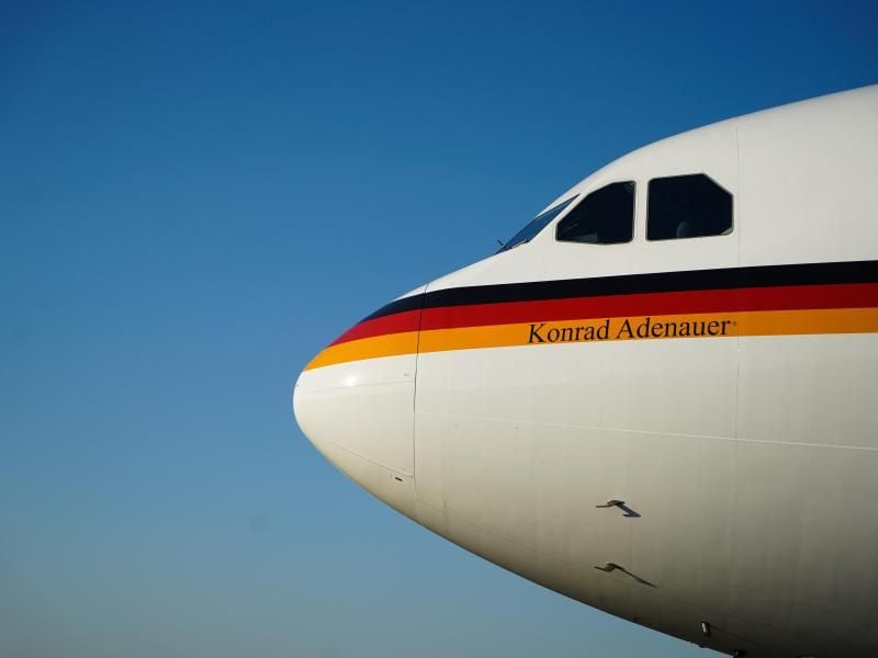 Der Regierungs-Airbus A340 „Konrad Adenauer” steht auf dem Rollfeld des Flughafens Tegel. Die Luftwaffe will ihre Flugbereitschaft bei Personal und Maschinen besser aufstellen. Foto: Jörg Carstensen