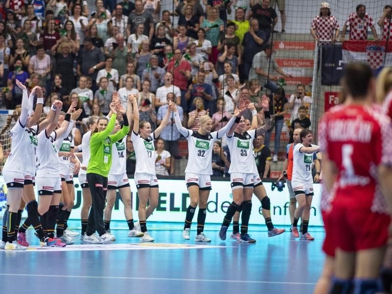 Die deutschen Handballerinnen bejubeln den Sieg über Kroatien und die Qualifikation für die WM in Japan. Foto: Guido Kirchner