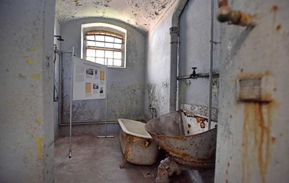 Die Ausstellungstafeln sind in den Gefängniszellen aufgestellt. Ein Gang durch das Gebäude ist bedrückend.