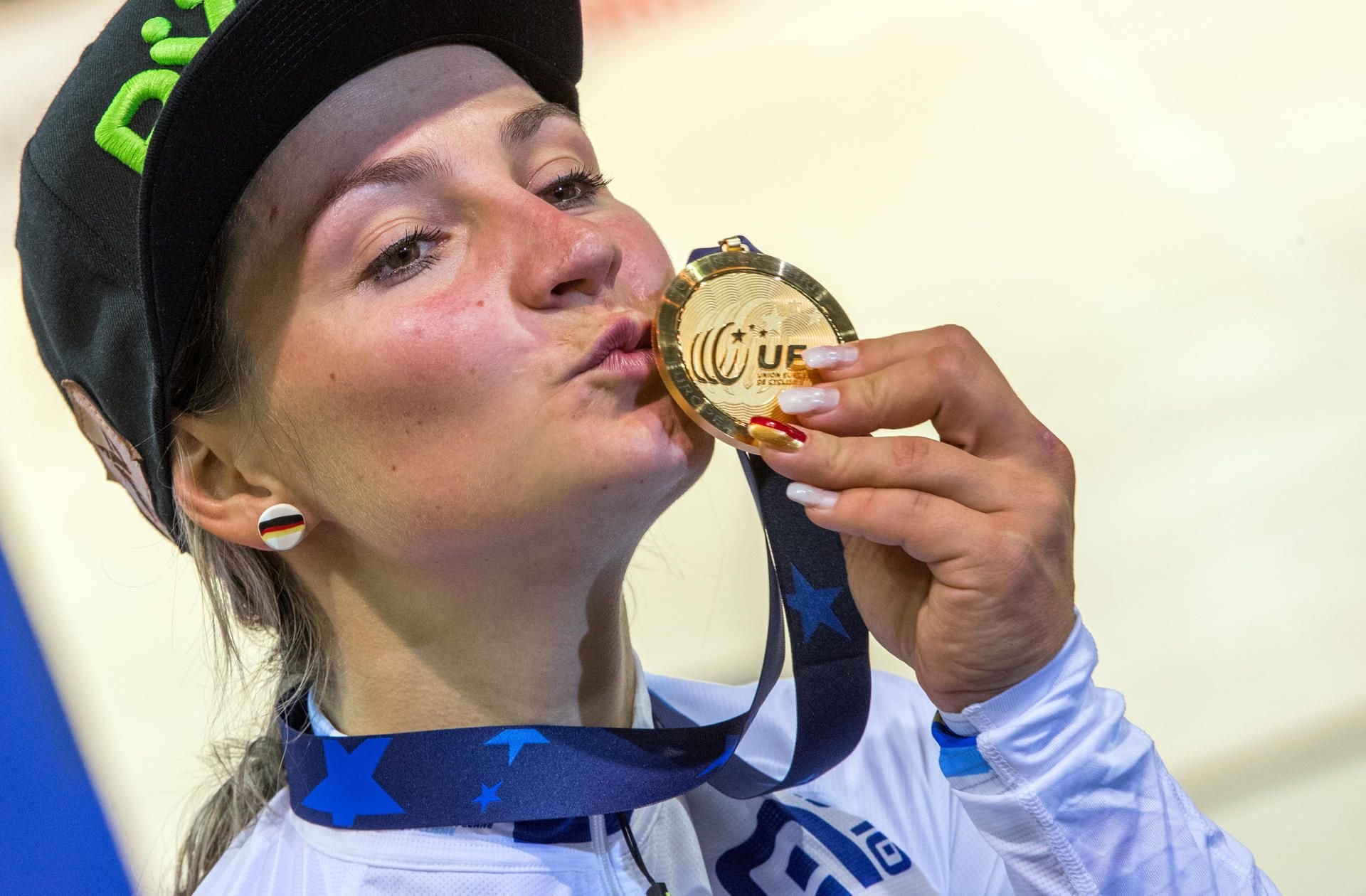 Radsport/Bahn: Europameisterschaft, Keirin Frauen am 21.10.2017 in Berlin. Kristina Vogel feiert nach dem Sieg im Keirin-Rennen bei der Bahnrad-Europameisterschaft auf dem Velodrom in Berlin ihre Goldmedaille.