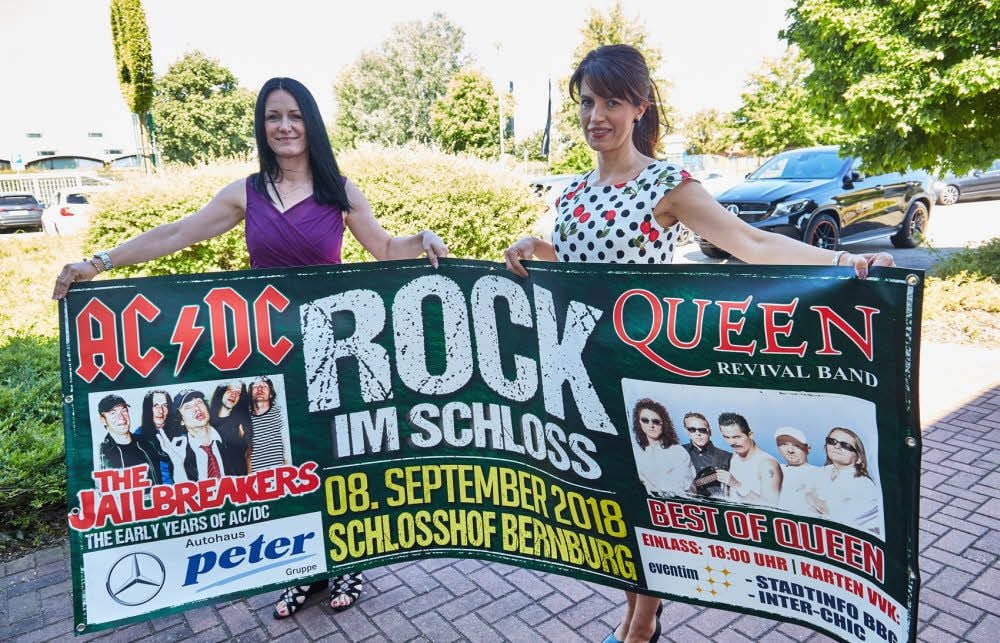 Christina Dost (links) und Annette Tylinski laden zu „Rock im Schloss“ ein.