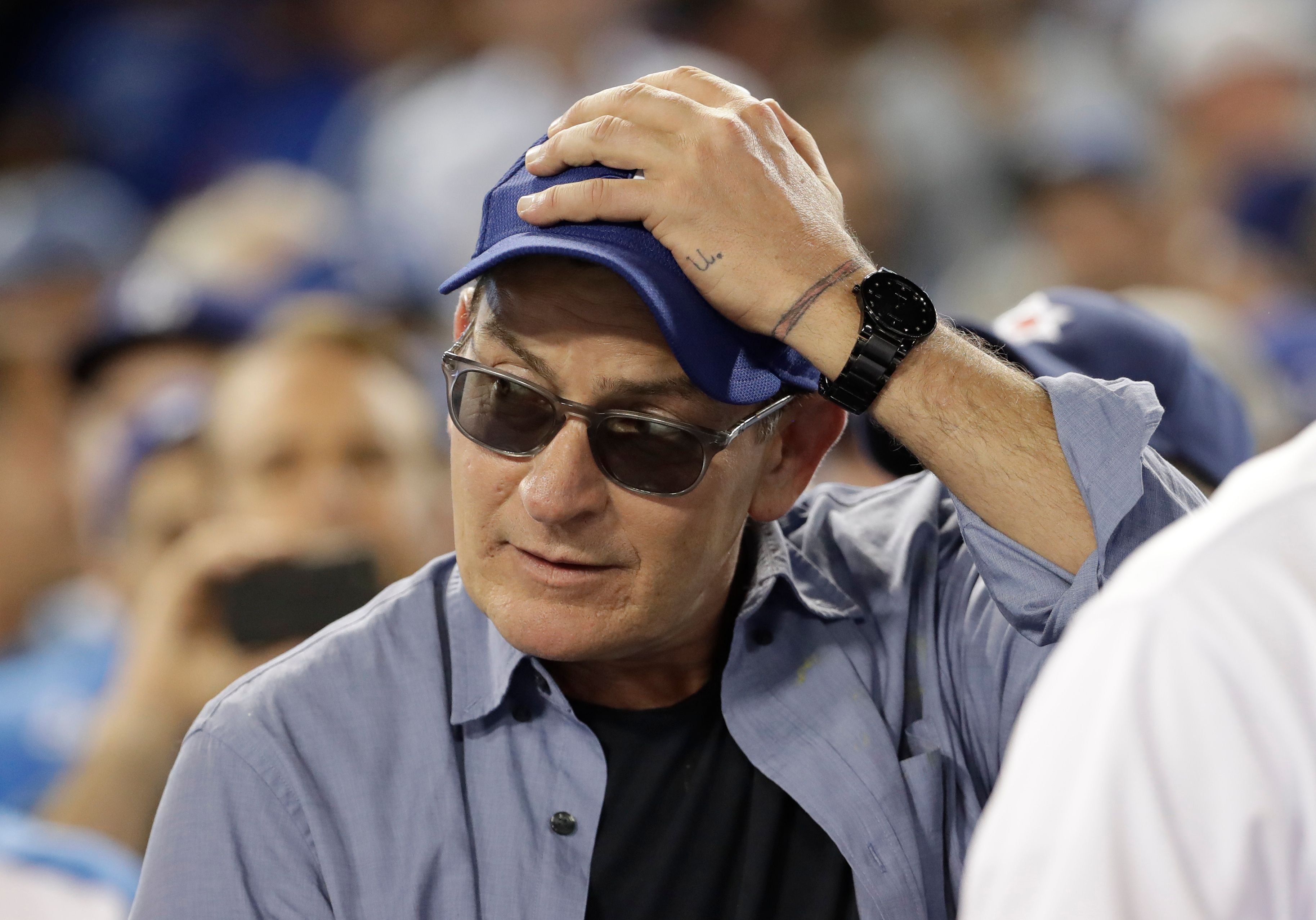 Charlie Sheen beim Baseball-Spiel der Chicago Cubs und der Los Angeles Dodgers am 19. Oktober 2016.