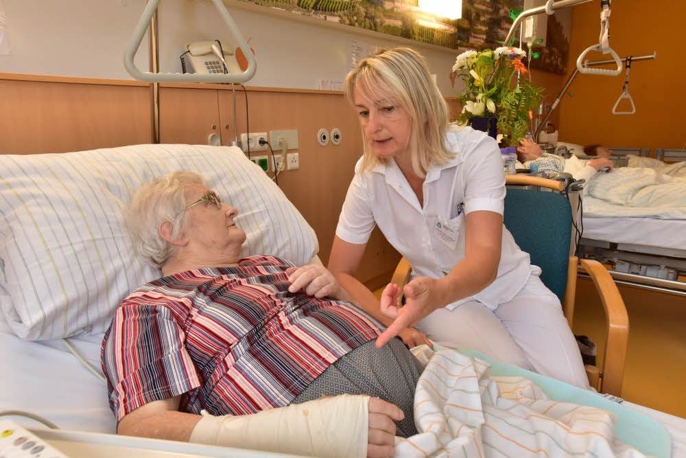 Mittlerweile ist Monika Gehlert (75) aus Teuchern schon lange wieder zu Hause, vor wenigen Tagen lag sie noch im Krankenhaus und wurde von der Oberärztin der Klinik für Innere Medizin/Geriatrie Angelika Knispel medizinisch betreut. Die Seniorin hatte sich die Mittelhand gebrochen.