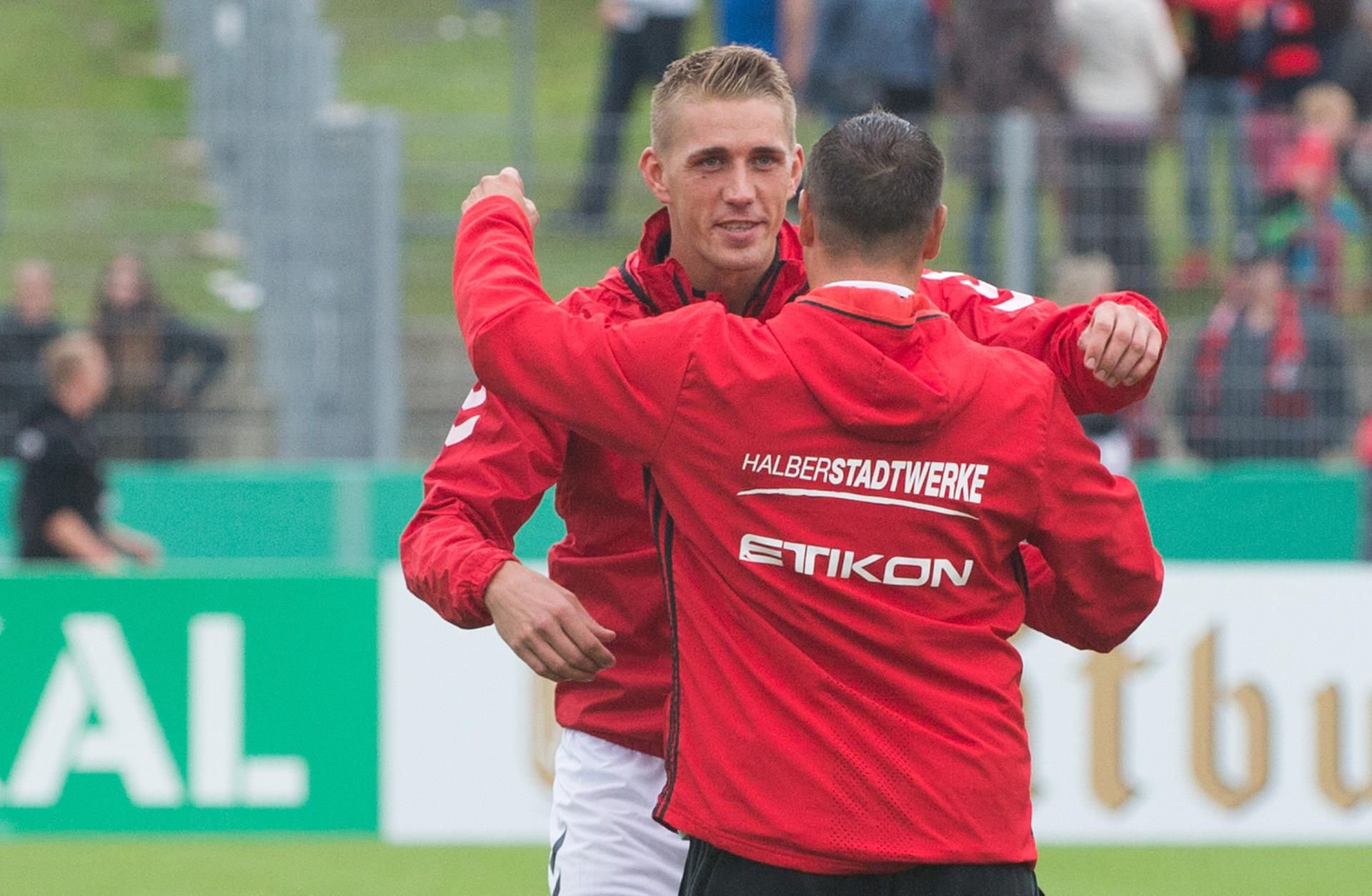 Herzliche Umarmung nach Abpfiff: Sohn Nils hat Vater Andreas mit seinem Tor aus dem DFB-Pokal geschossen.