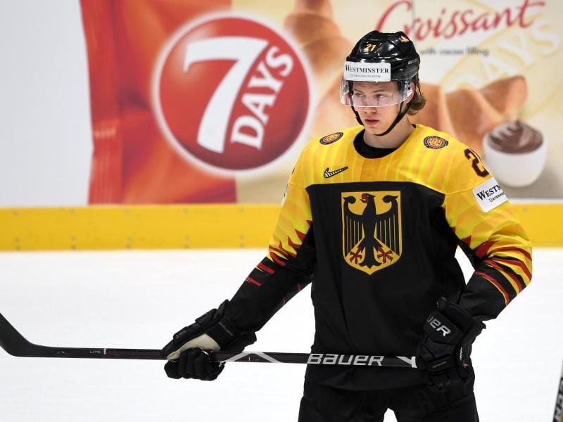 Deutschlands Eishockey-Talent Moritz Seider würde gerne noch ein Jahr in Mannheim bleiben. Foto: Monika Skolimowska/zb