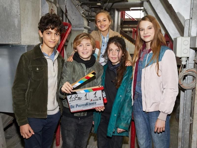 Die Darsteller Caspar (l-r), Leander, Charlotte, Linda und Emilia stehen am Set. Foto: Georg Wendt/dpa