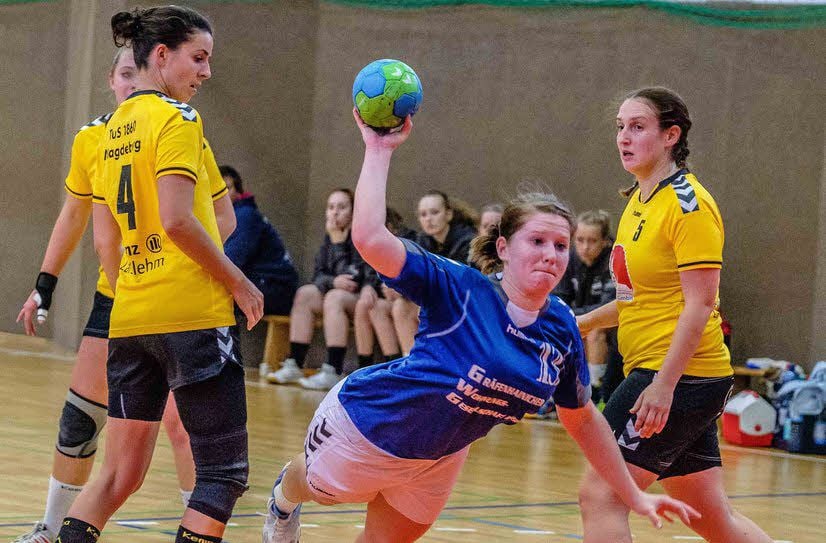 Christin Karl (am Ball), hier im Match gegen Magdeburg-Neustadt, hat am Sonntag beim Sieg gegen Schönebeck neun Tore erzielt.