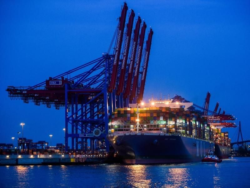 "MOL Triumph" legt Burchardkai an. Foto: Axel Heimken