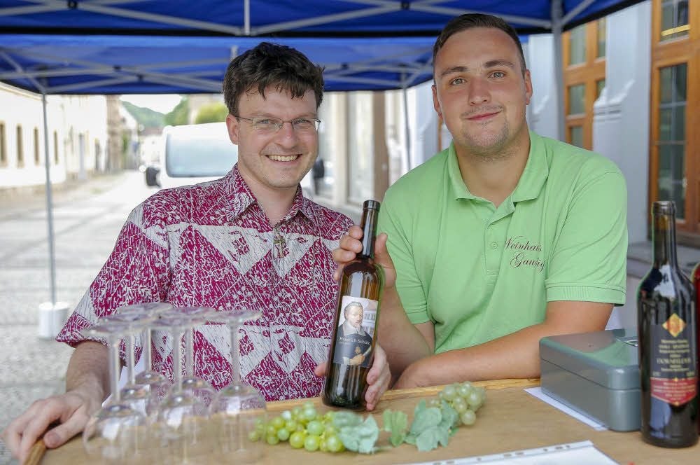 Maik Richter, wissenschaftlicher Mitarbeiter im Heinrich-Schütz-Haus (links), und Patrick Gaudig mit dem Heinrich-Schütz-Wein
