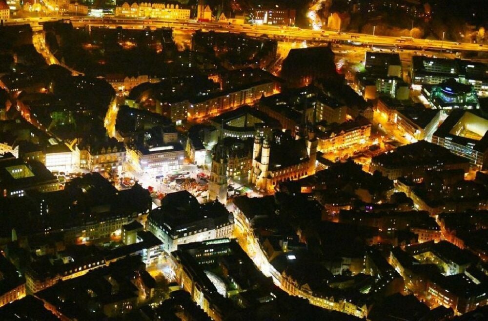 Teile von Halle sind nachts hell erleuchtet. Könnte die Stadt hier Strom sparen und nachtaktive Tiere schützen?