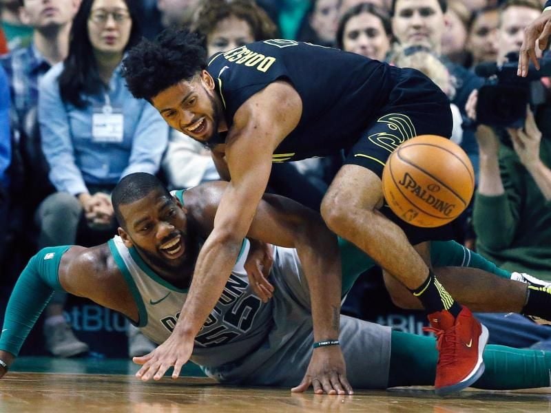 Bostons Greg Monroe (unten) und Tyler Dorsey von den Atlanta Hawks kämpfen im zweiten Viertel um den Ball. Foto: Michael Dwyer/AP