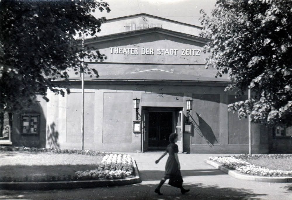 Kultureller Mittelpunkt der Elsterstadt war das 1945 gegründete Stadttheater. Die Menschen waren hungrig nach niveauvoller Kultur, dementsprechend gut besucht und meistens ausverkauft waren die Vorstellungen und Konzerte.