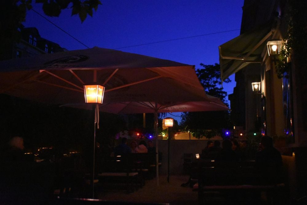 Blaue Stunde im Brohmers: So langsam kehren die Gäste in Halles Bars, Kneipen und Lokale mit Ausschank zurück.